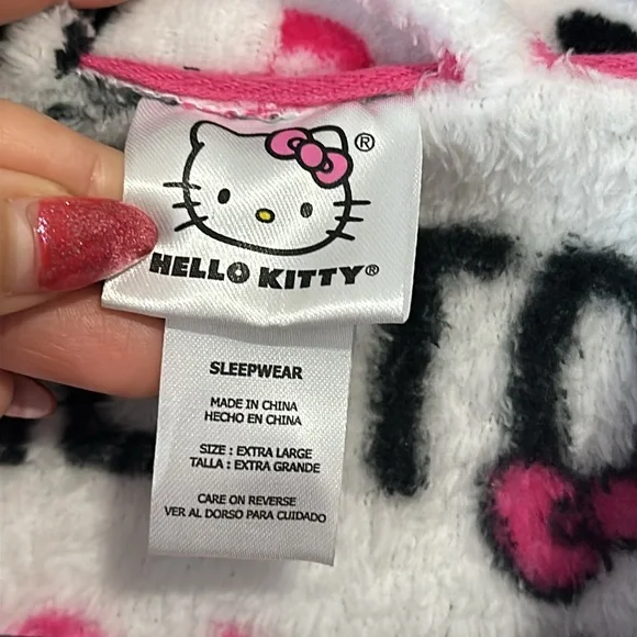 Hello Kitty Plush Robe - Picture 3 of 6